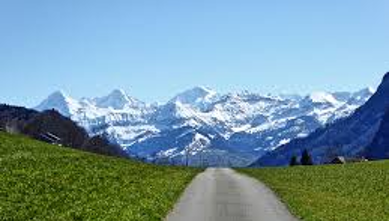 strasse mit Aussicht auf Berge